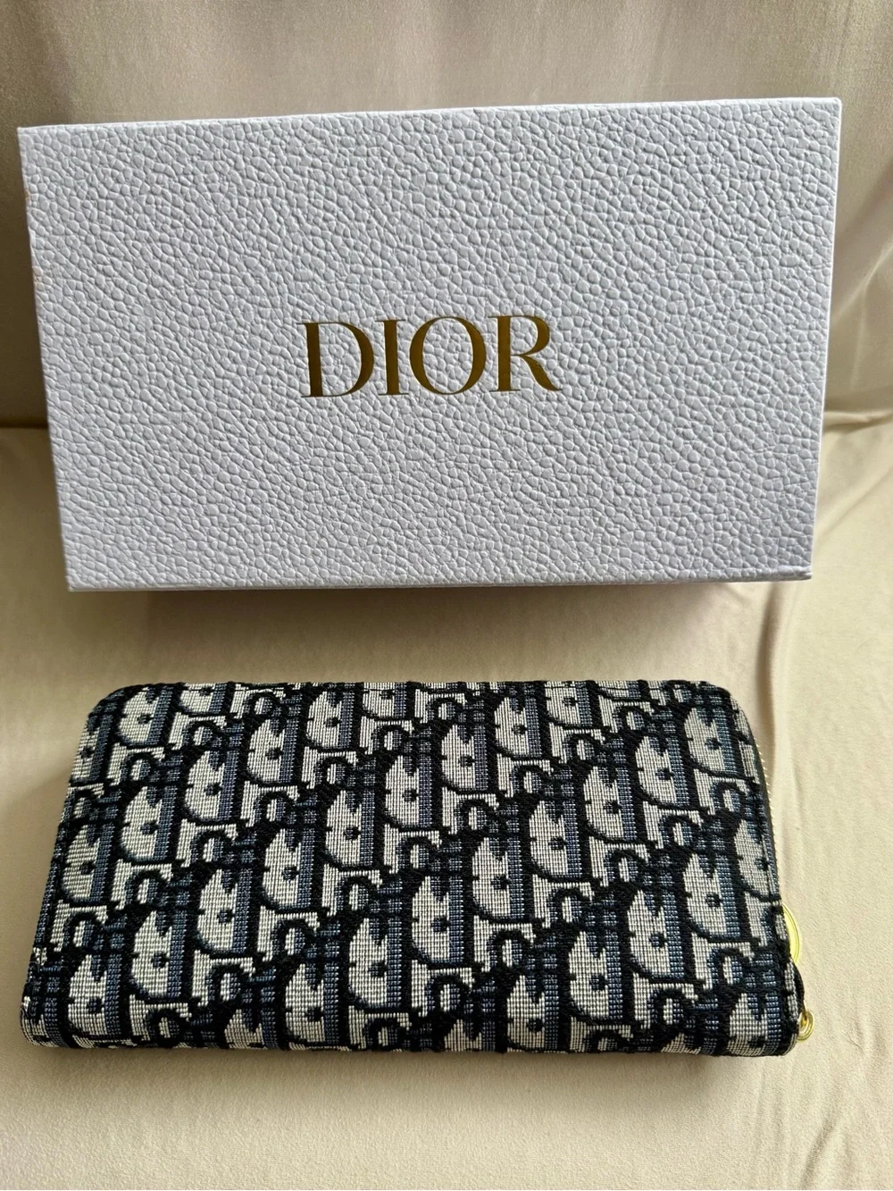 Elegant Blue and White Jacquard Zip Wallet